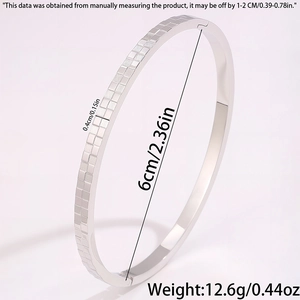 Vista dettagliata del bracciale in titanio argento con motivo a scacchi e misura diametro 6cm