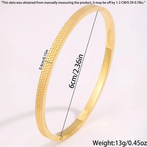 Dettaglio del bracciale dorato con trama a nido d'ape e diametro interno di 6cm