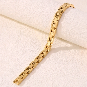 Détail du bracelet gourmette pour homme en acier inoxydable plaqué or poli