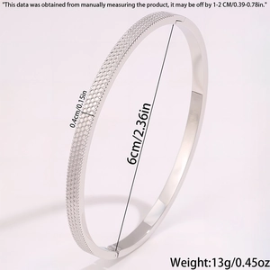 Dettaglio del bracciale in titanio argento da 4mm con motivo a nido d'ape e misure