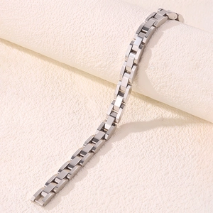 Détail d'un bracelet en acier inoxydable argenté avec maillons imbriqués style montre