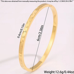 Vista dettagliata del bracciale rigido dorato con incisione a farfalla e dimensioni
