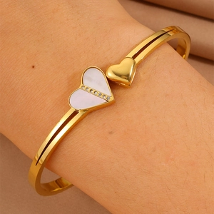 Détail d'un bracelet coeur plaqué or 18K avec nacre blanche et accents de zircon