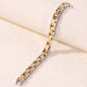 Gros plan détaillé d'un bracelet bicolore en acier titane au style industriel poli