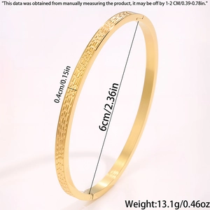 Dettaglio del bracciale in acciaio titanio dorato con texture intrecciata e diametro 6cm