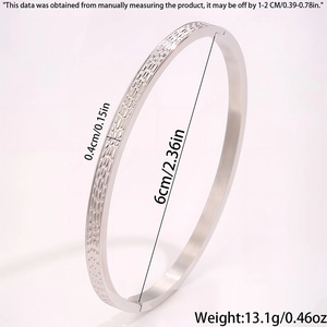 Vista dettagliata che mostra il diametro di 6cm e il motivo geometrico del bracciale in titanio
