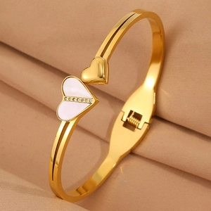 Détail du bracelet en acier plaqué or 18K avec nacre en forme de cœur et zircons