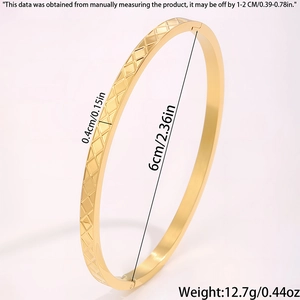 Vista dettagliata del bracciale dorato con motivo a rombi geometrici e diametro interno di 6 cm