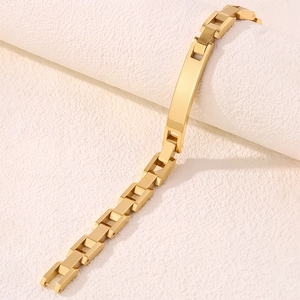 Détail du bracelet chaîne en acier inoxydable doré avec une plaque d'identité lisse