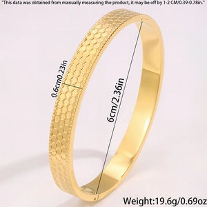 Dettaglio del bracciale in acciaio al titanio dorato da 6mm con motivo a nido d'ape