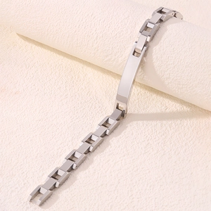 Vue détaillée du bracelet en acier titane argenté avec plaque métallique rectangulaire