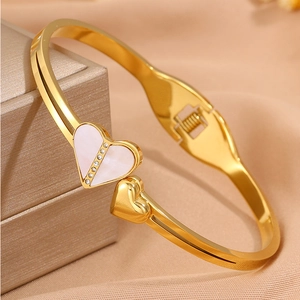 Détail du bracelet cœur en titane plaqué or 18K avec nacre et pierres de zircon