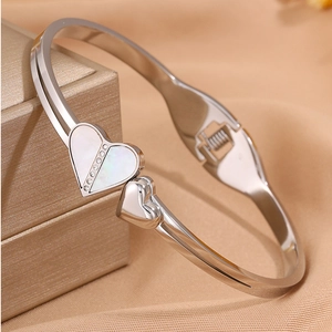 Détail du bracelet cœur argenté avec nacre blanche incrustée et petites pierres de zircon