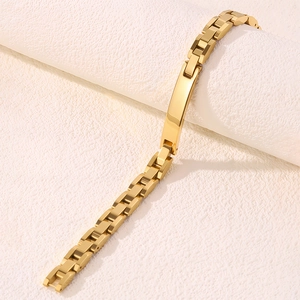 Détail d'un bracelet gourmette doré avec une plaque d'identité lisse personnalisable