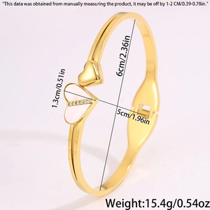 Vue détaillée du bracelet cœur en acier doré avec incrustation nacre et zircons