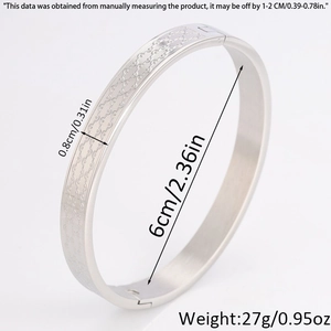 Macro di un bracciale in acciaio al titanio argento con larghezza 0,8cm e diametro 6cm