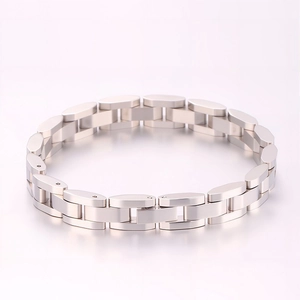 Bracelet en acier inoxydable poli présentant des maillons ovales et des barres industrielles