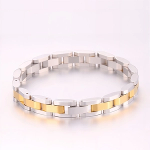 Détail macro du bracelet en acier inoxydable bicolore avec maillons de style montre