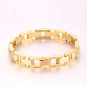 Détail du bracelet pour homme en acier inoxydable doré aux maillons industriels