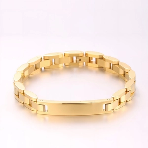 Gros plan détaillé du bracelet gourmette en acier titane doré avec plaque d'identification