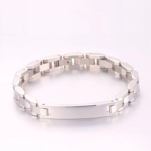Bracelet à maillons en acier titane poli avec une plaque rectangulaire centrale gravable