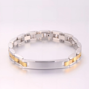 Détail du bracelet à maillons en acier inoxydable bicolore avec plaque polie gravable