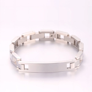 Vue détaillée d'un bracelet en acier titane avec une plaque rectangulaire personnalisable