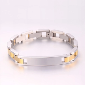 Détail de bracelet pour homme en acier inoxydable bicolore avec plaque d'identité à graver