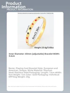 Detailansicht des goldfarbenen Poker-Armreifs aus Edelstahl mit 60mm Durchmesser und 0,6cm Breite