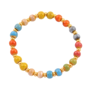 Buntes Keramikperlen-Armband mit Titastahl-Abstandhaltern auf sauberem weißem Hintergrund