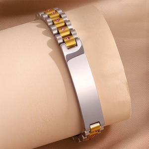 Vista detallada de la pulsera de acero tipo reloj con circonitas rosas engastadas