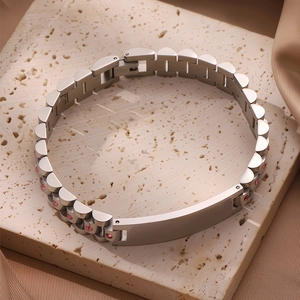 Detalle de circonitas rosas en pulsera de cadena de acero inoxidable con placa lisa