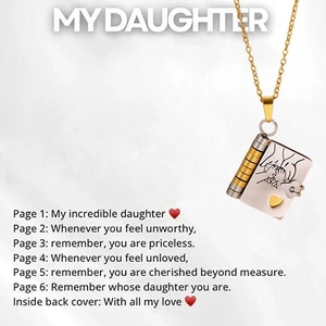 Collana a libro personalizzata in oro per figlia con ciondolo a cuore e mani incise