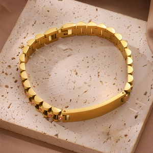 Vista de detalle de pulsera de titanio dorado estilo reloj con cristallen rosas