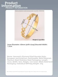 Detalle de brazalete de acero dorado con incrustación de nácar y diámetro de 60 mm