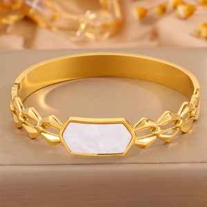 Detalle de brazalete en acero inoxidable de 18K con incrustación de nácar romboide
