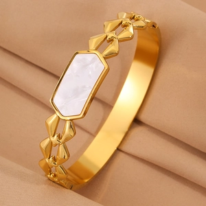 Primer plano detallado de un brazalete chapado en oro 18K con nácar y eslabones de rombo