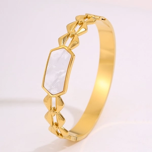 Detalle de pulsera de acero inoxidable bañada en oro de 18K con rombos y nácar blanco elegante