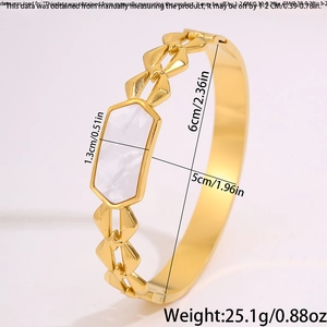 Vista detallada del brazalete de acero inoxidable chapado en oro 18K con nácar hexagonal