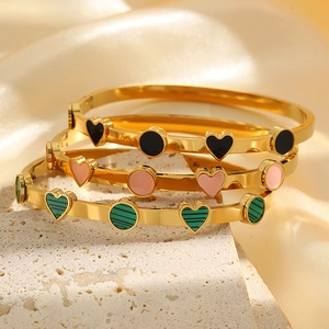 Ensemble de 3 bracelets en acier doré avec détails en émail cœur noir, rose et vert