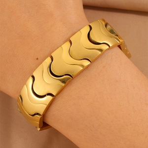 Men's wide wave textured bracelet in 18k gold plated stainless steel for a luxury look