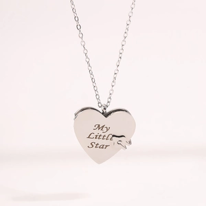 Dettaglio del ciondolo a cuore argento inciso My Little Star su catena a maglia O