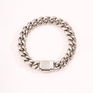 Vue rapprochée du bracelet à mailles cubaines argentées avec boucle pavée de diamants
