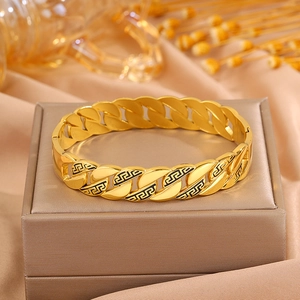 Makroaufnahme von goldenem NK-Kettenarmband mit griechischem Muster und schwarzer Emaille