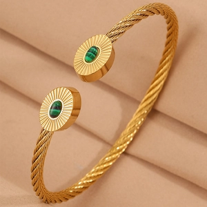 Détail du bracelet câble doré avec pierre de malachite verte et serti ovale