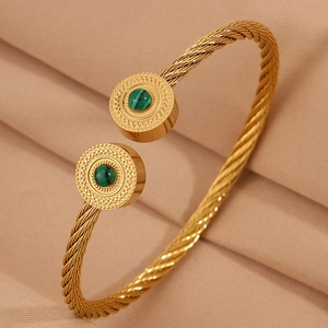Détail d'un bracelet câble torsadé doré avec incrustation de malachite verte