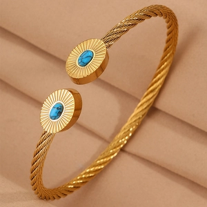 Gros plan du bracelet câble plaqué or 18 carats avec détail soleil en turquoise