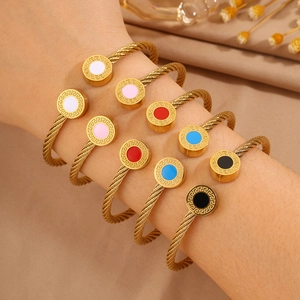Ensemble de bracelets câbles en acier doré avec étoile en émail et motif grec classique