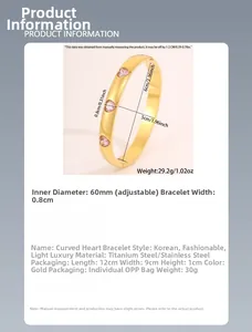 Detailansicht eines goldfarbenen Edelstahlarmbands mit rosa Herzsteinen und Maßen