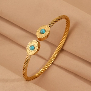 Gros plan détaillé d'un bracelet câble doré avec des pierres turquoise de style rétro